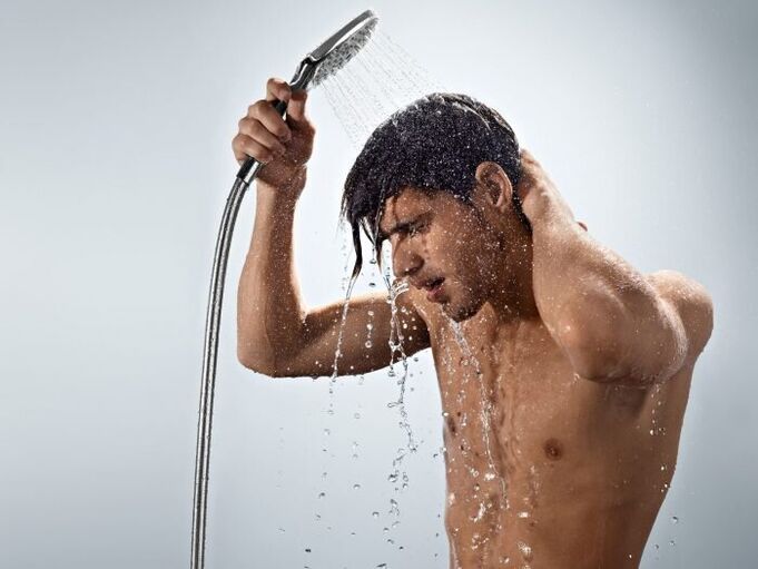 Una ducha de contraste tonifica perfectamente el cuerpo del hombre, fortaleciendo así la potencia.