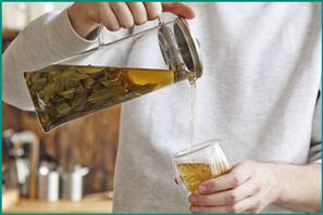 Beber té de hierbas para la disfunción eréctil en los hombres